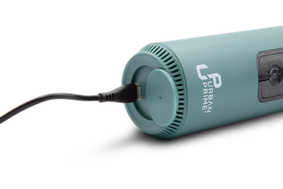 Egy türkizkék színű eszköz közelképe, amelybe egy USB-C kábel van bedugva.