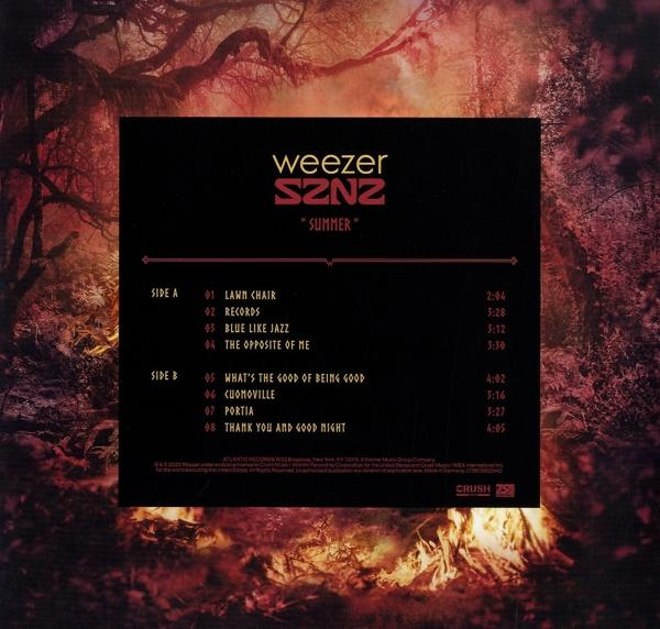 Rückseite eines Weezer-Albumcovers mit Titellisten, vor einem Waldhintergrund.