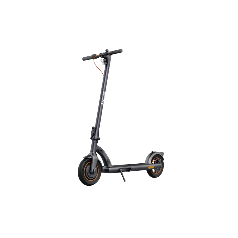 Scooter eléctrico negro con detalles naranja sobre fondo negro.