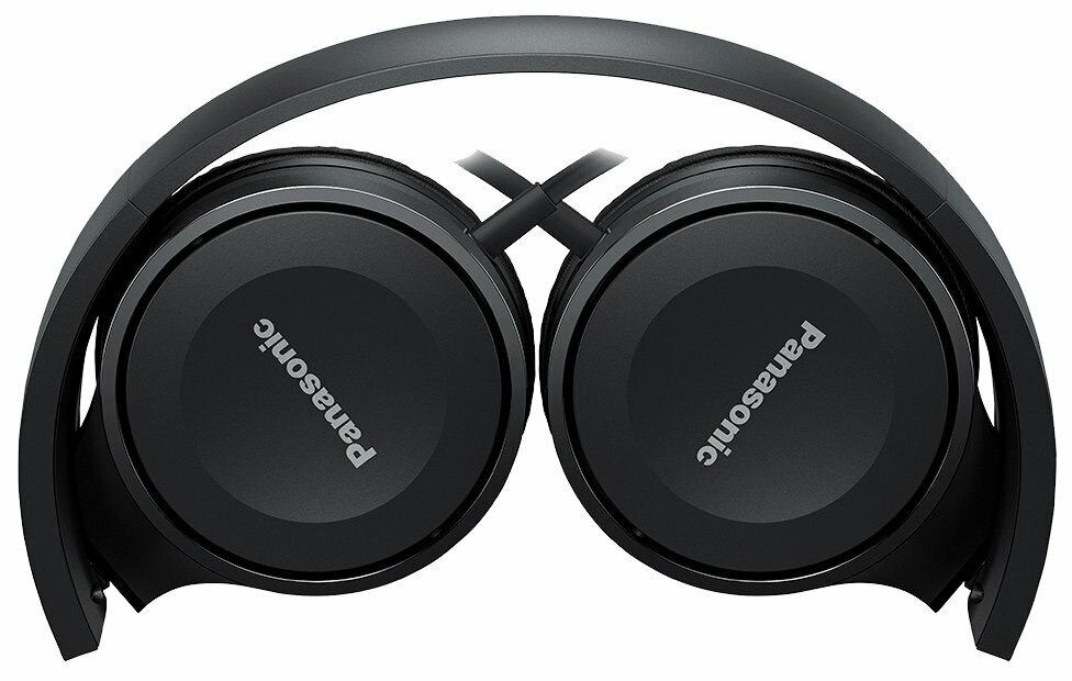 Czarne słuchawki Panasonic, złożone, z naciskiem na nauszniki, pokazujące nazwę marki, na białym tle.