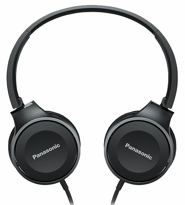 Czarne słuchawki Panasonic z nazwą marki na obu nausznikach, prosty i czysty design.