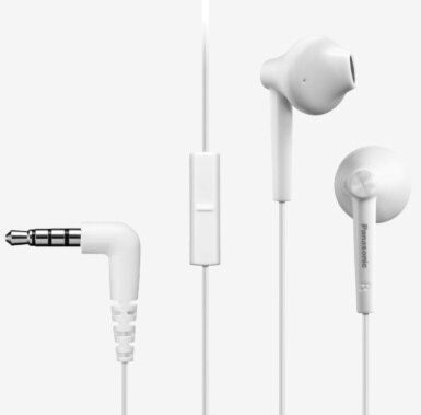 Białe słuchawki douszne z modułem sterowania i kątową wtyczką 3,5 mm na białym tle.