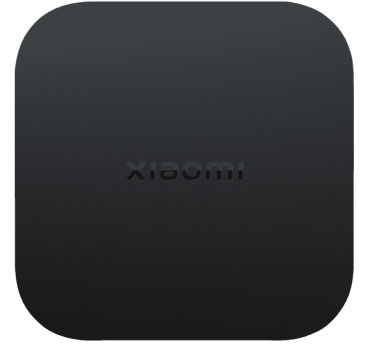 'XIAOMI' logosu kabartmalı siyah kare bir kutu. Kutu siyah bir arka planın önünde.