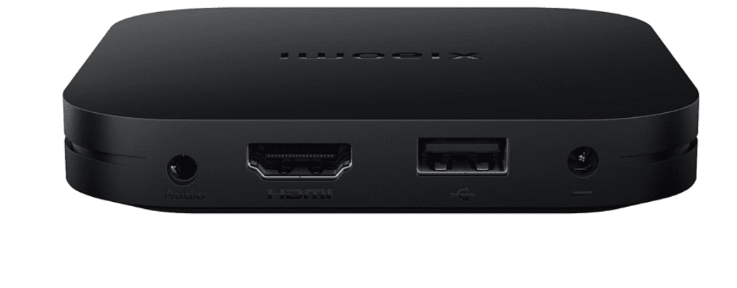 Beyaz bir arka plan üzerinde ses, HDMI ve USB bağlantı noktaları gösterilen siyah bir Xiaomi Android TV kutusu.