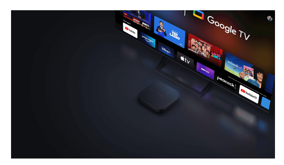 Siyah Google TV cihazı ve büyük ekran bir TV.