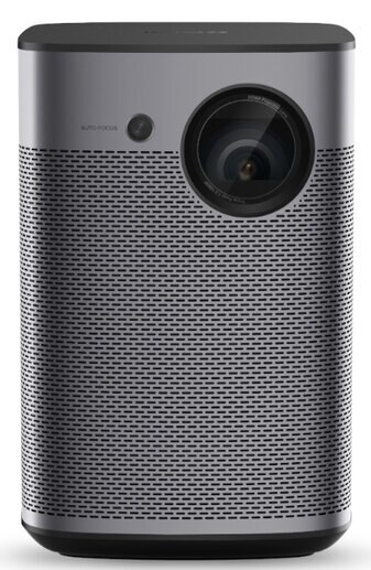 Projektor z obiektywem z przodu, kratką głośnika i srebrnym wykończeniem. Tło jest jednolite.