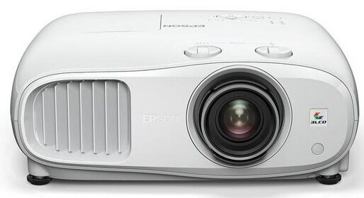 Biały projektor Epson z otworami wentylacyjnymi i obiektywem.