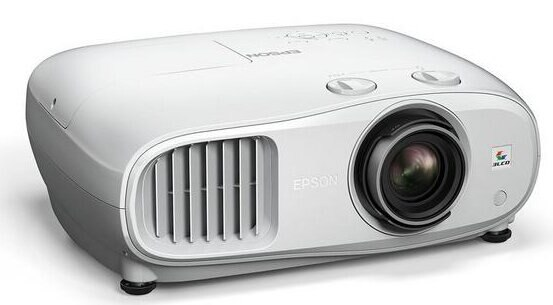 Biały projektor Epson z otworami wentylacyjnymi i obiektywem.