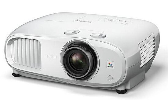 Biały projektor Epson z obiektywem, otworami wentylacyjnymi i przyciskami.
