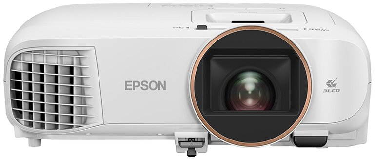 Biały projektor Epson z widocznym obiektywem i przyciskami. Z przodu logo Epson i czarny obszar obiektywu.