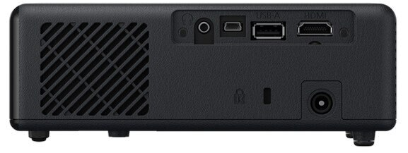 Tył czarnego projektora z kilkoma portami wejściowymi. Białe tło.