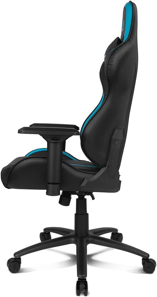 Silla gaming negra y azul. La silla tiene respaldo alto y reposabrazos, sobre un fondo blanco.