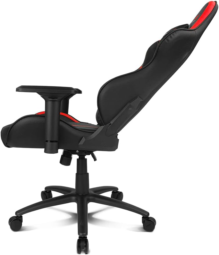 Silla gaming negra con detalles rojos, vista lateral. Se ven reposabrazos y base de cinco estrellas con ruedas.