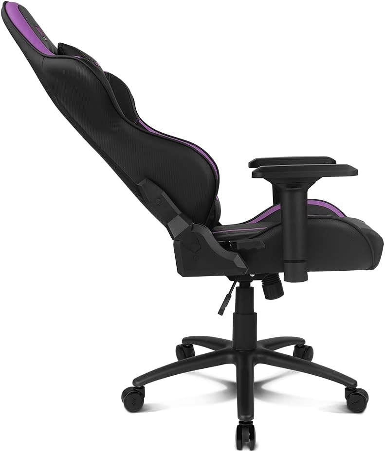 Silla gamer morada y negra. La silla tiene respaldo alto, reposabrazos y ruedas. Vista lateral.