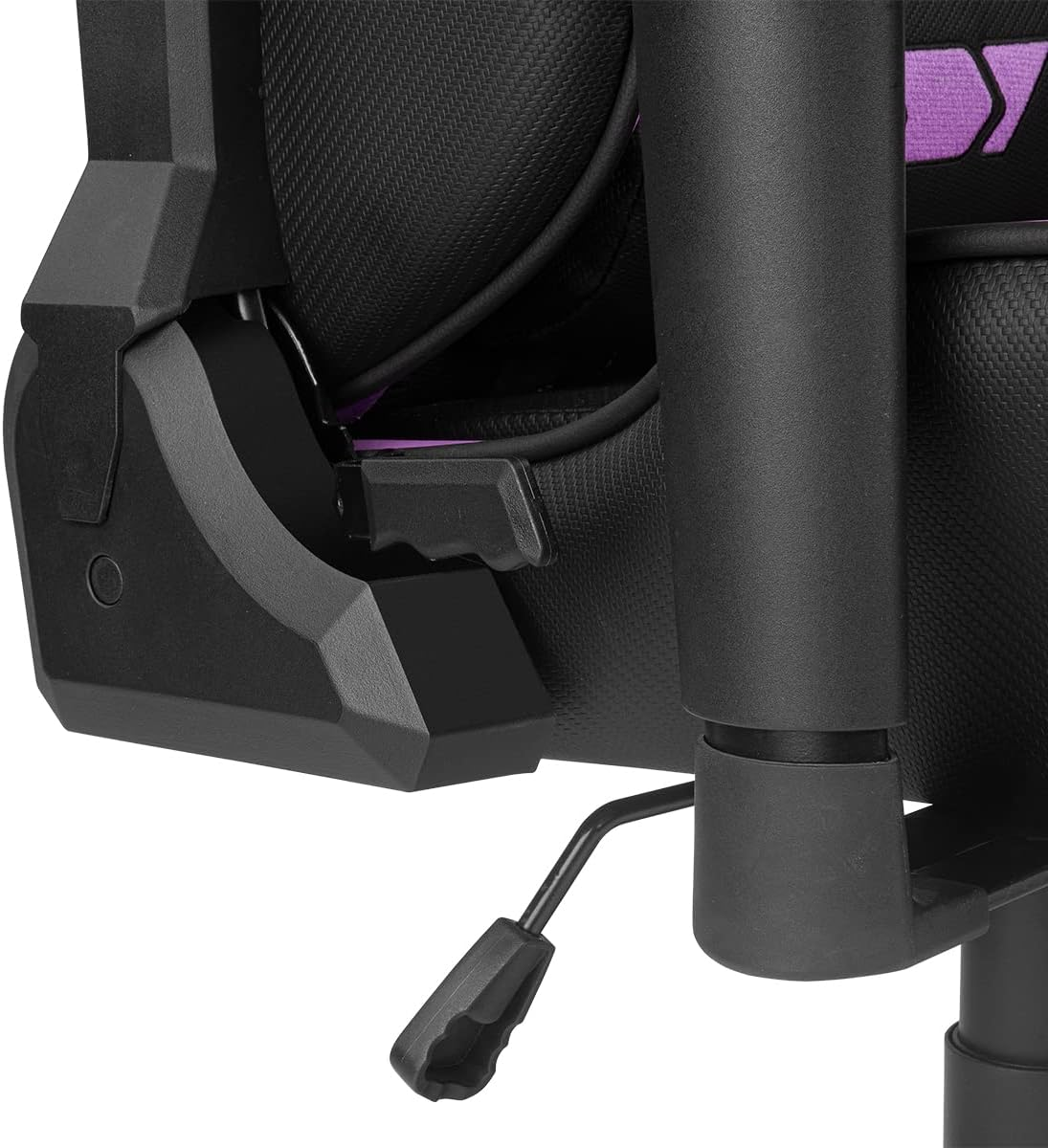 Primer plano del reposabrazos y el mecanismo de palanca de una silla gaming negra y morada.