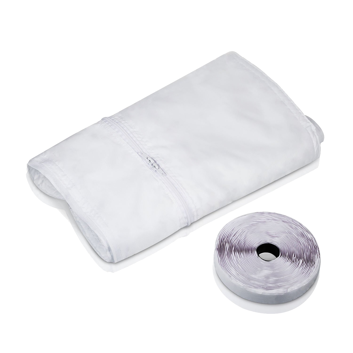 Bolsa de lavandería de malla blanca con cremallera, junto a un rollo de cinta de velcro blanca.