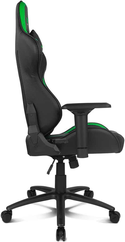 Una silla gaming negra y verde. Se ve de lado. Tiene reposacabezas, reposabrazos y ruedas.