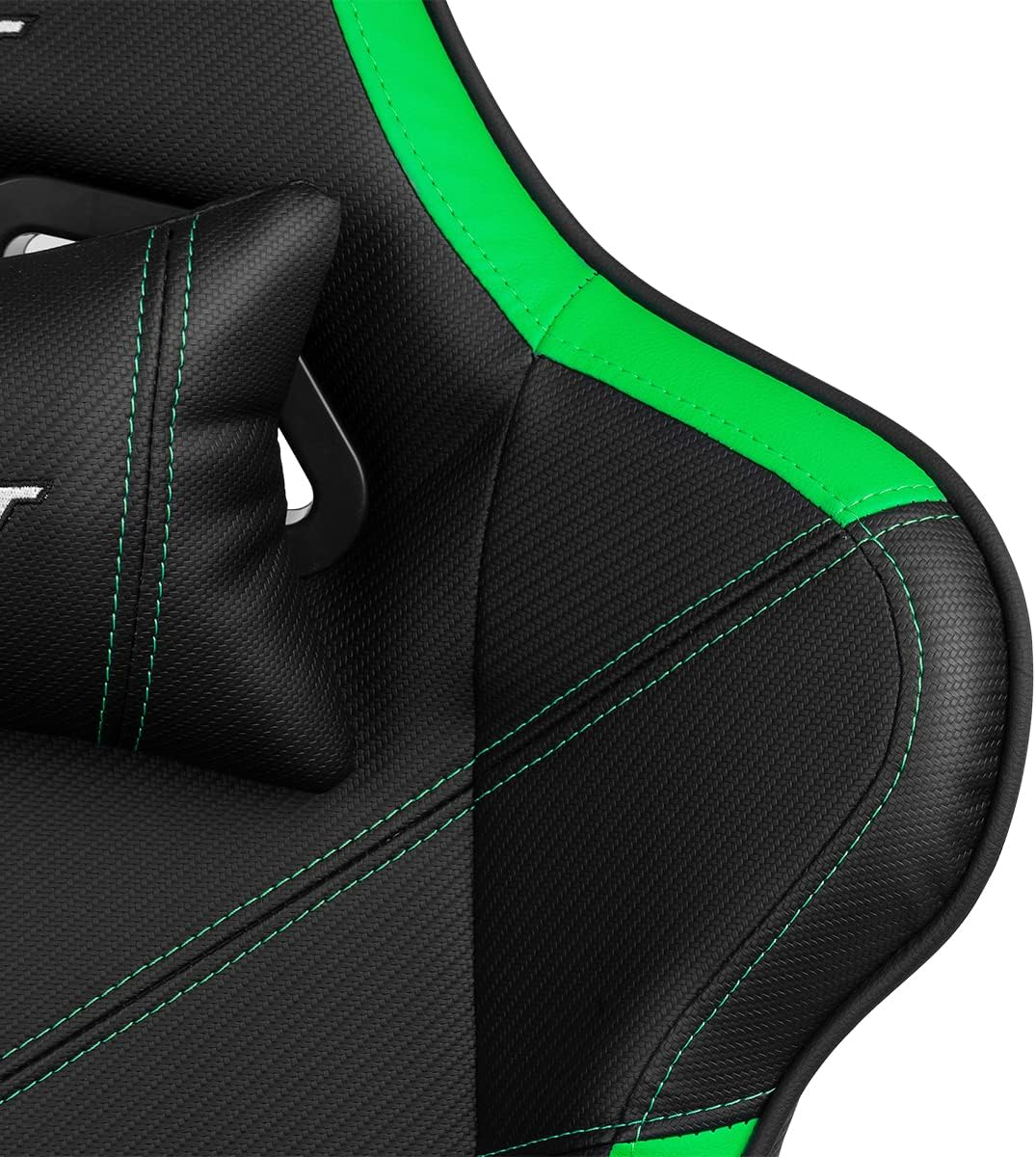 Primer plano de silla gaming negra con costuras verdes y reposacabezas.