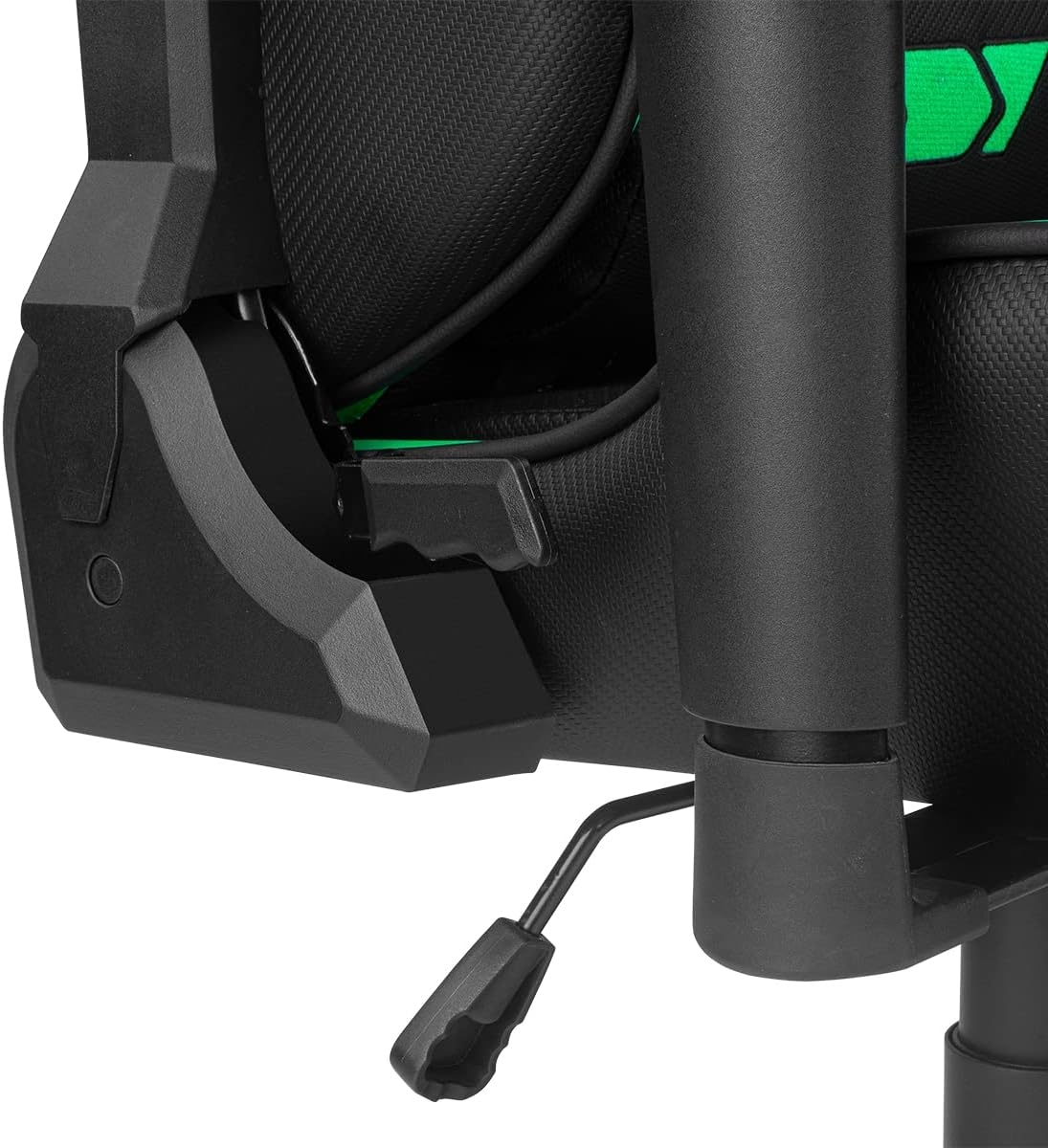 Primer plano del mecanismo y el reposabrazos de una silla gaming negra y verde.