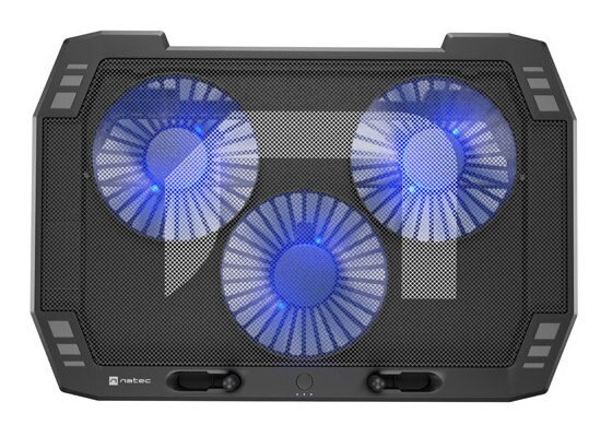 Chłodnica do laptopa z trzema niebiesko podświetlanymi wentylatorami w czarnej siatce.