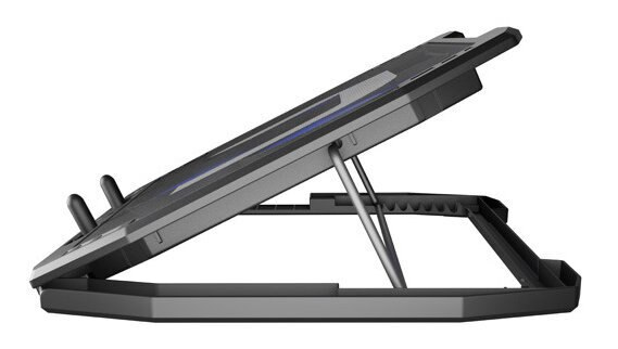 Czarny stojak na laptopa, pochylony do góry. Stojak ma siatkową górę. Białe tło. Srebrne nogi podporowe.