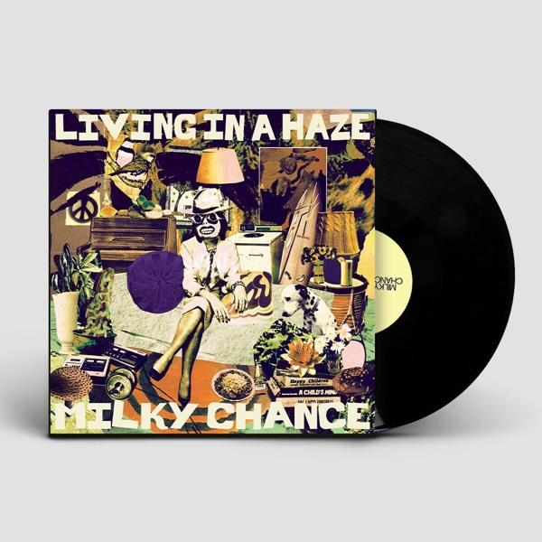 Album borító: 'Living in a Haze' a Milky Chance-től. A műalkotáson egy személy, kutya, lámpa és különféle tárgyak láthatók egy bakelit lemezzel.