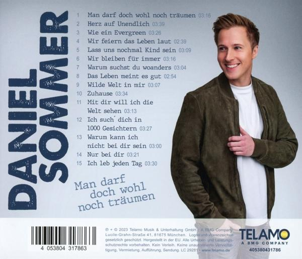 CD-Cover, Rückseite. Ein Mann mit Jacke steht lächelnd. Titelliste und Text sind sichtbar.