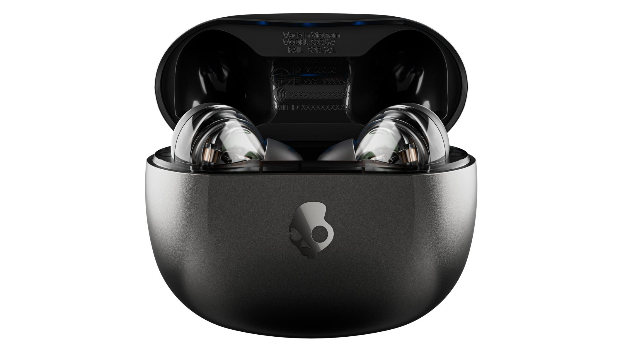 Geöffnete schwarze Skullcandy kabellose Kopfhörerhülle. Buds sind sichtbar, Skullcandy-Logo auf der Hülle.