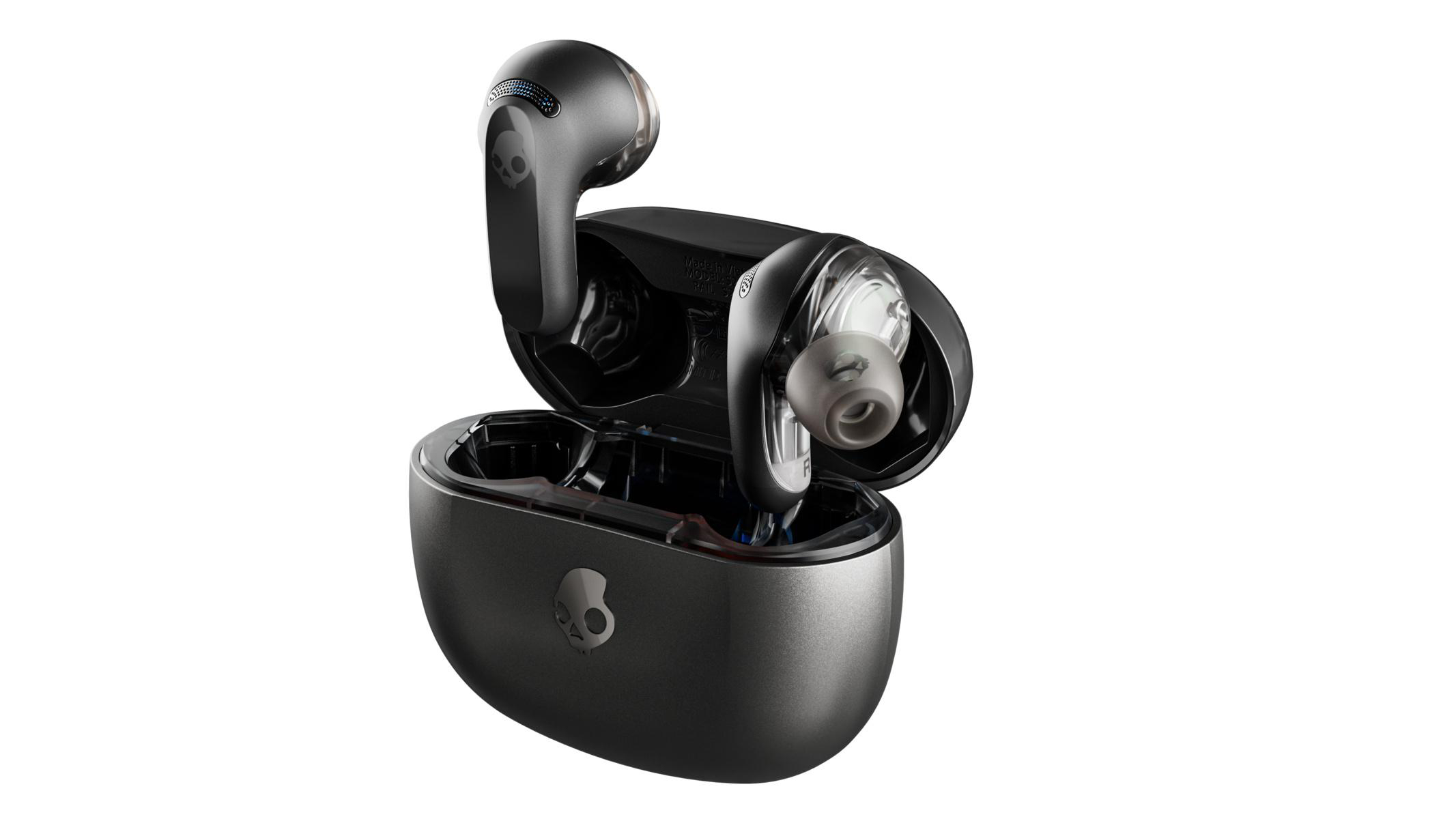 Schwarze Skullcandy-Ohrhörer in ihrem offenen Ladeetui. Die Ohrhörer sind sichtbar, vor weißem Hintergrund.