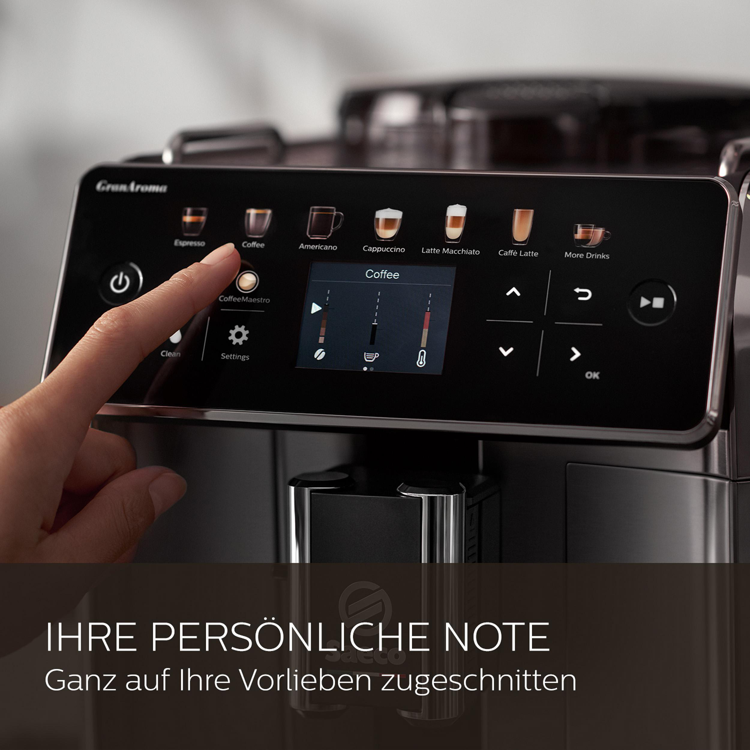 Die Hand einer Person zeigt auf den Touchscreen einer Kaffeemaschine. Verschiedene Kaffeeoptionen werden angezeigt.