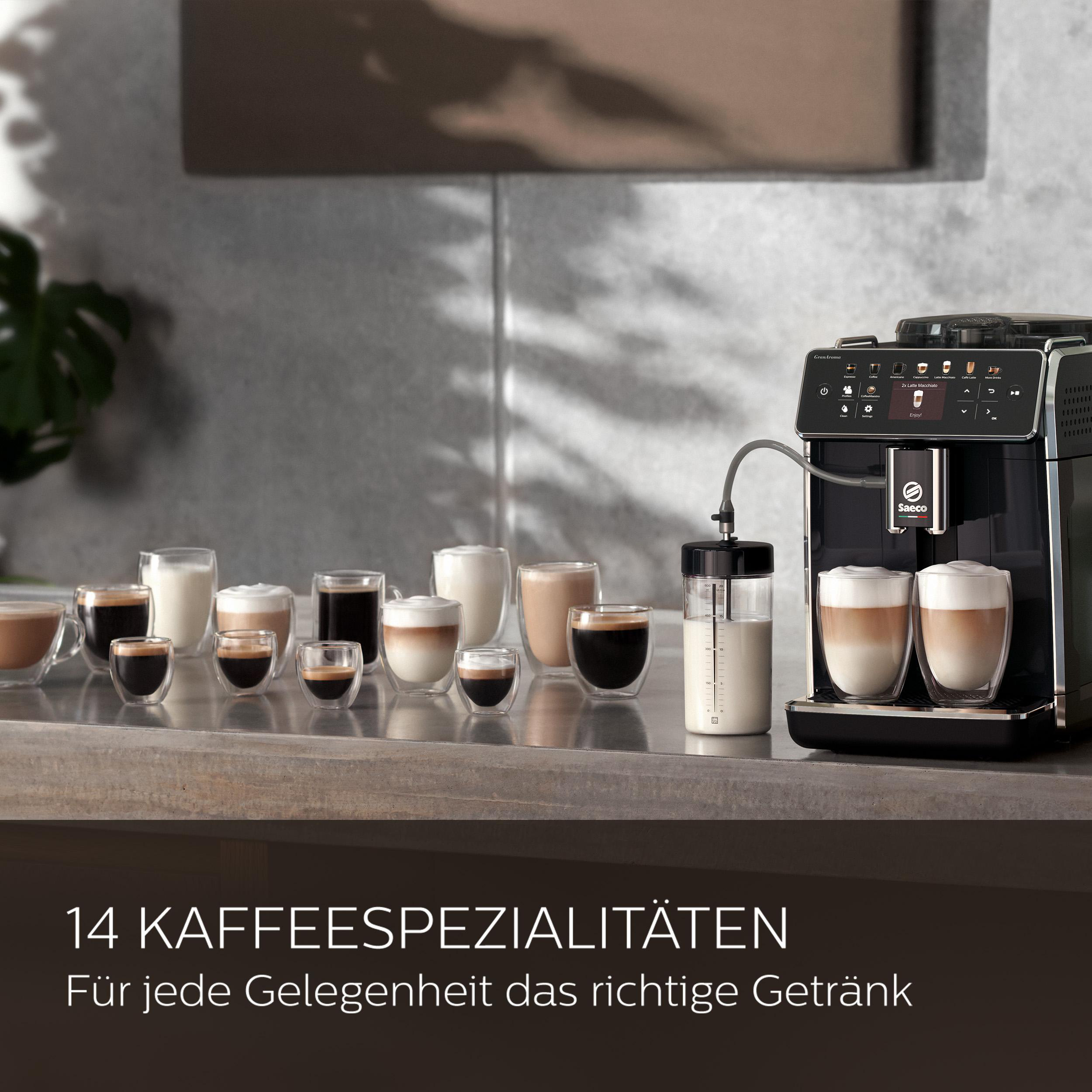 Kaffeemaschine mit verschiedenen Kaffeegetränken in Gläsern und Text darunter.