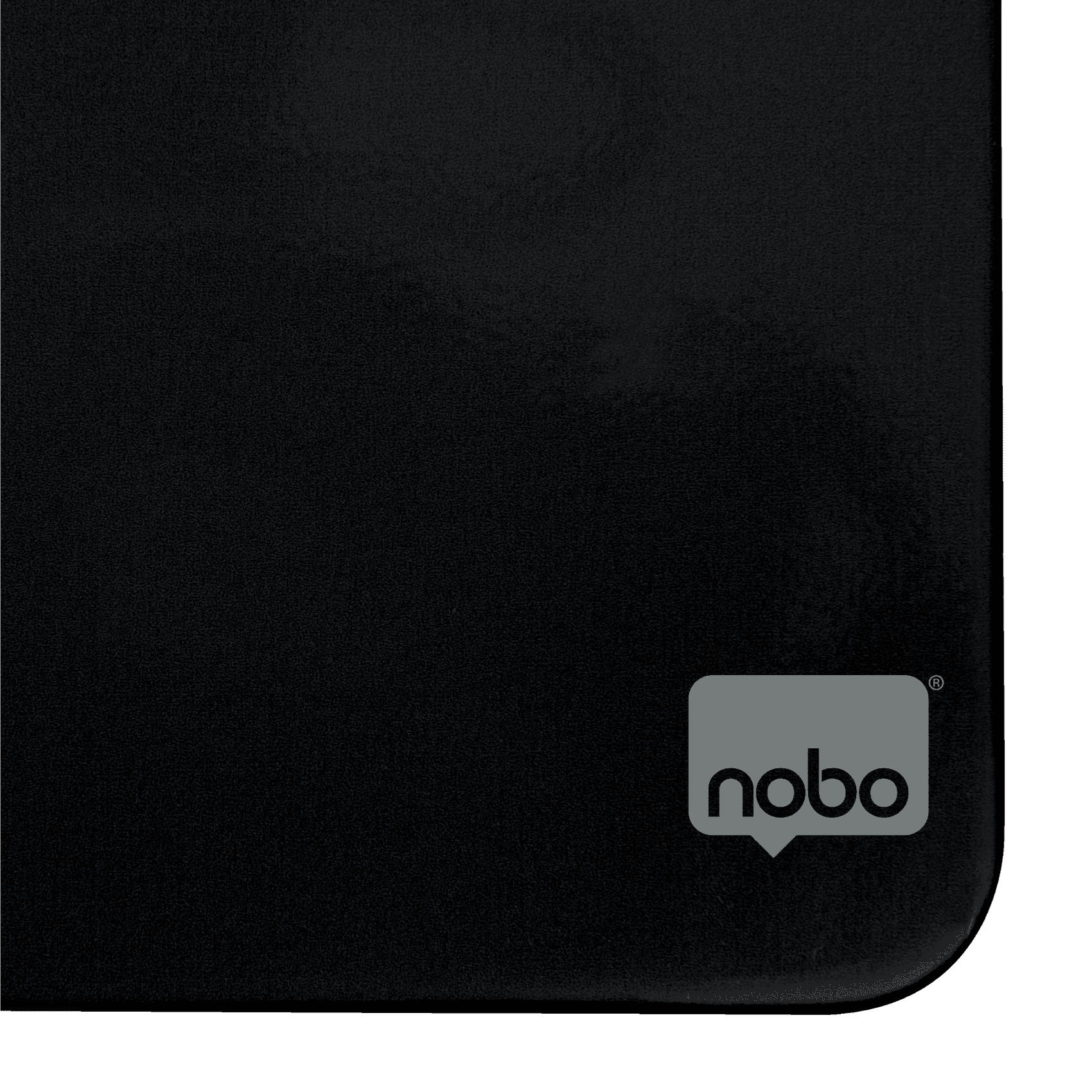 Fekete felület szürke Nobo logóval a jobb alsó sarokban.