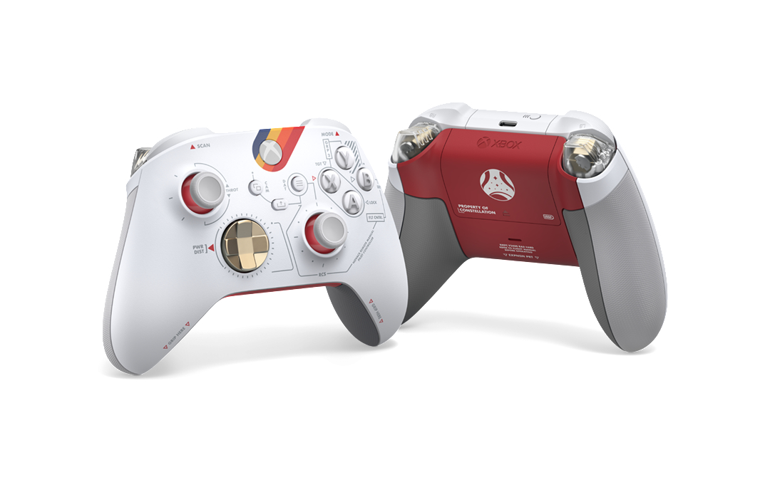Zwei weiße und rote Xbox-Controller mit unterschiedlichen Tastenanordnungen, auf weißem Hintergrund.