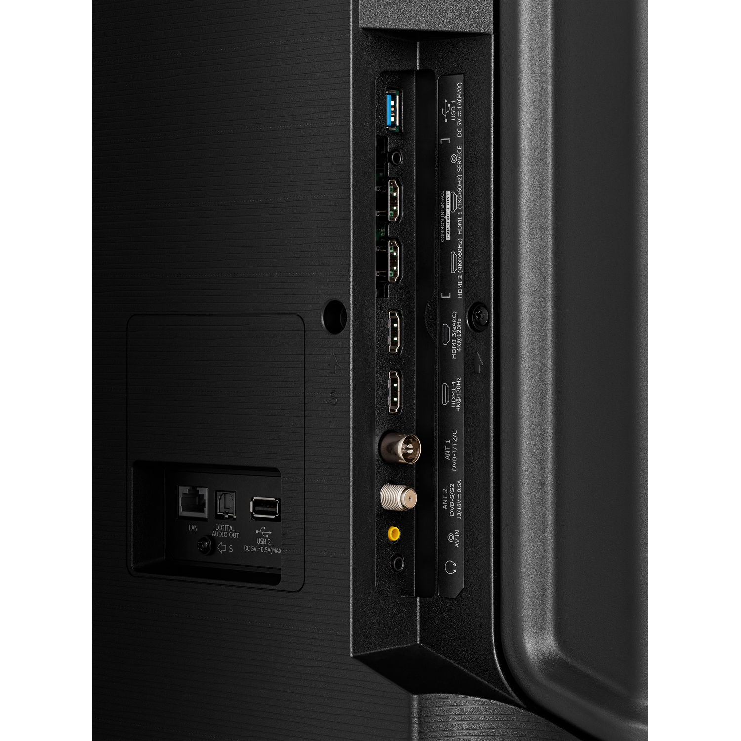 Close-up van een tv-achterpaneel met diverse poorten, waaronder HDMI, USB en antenne.