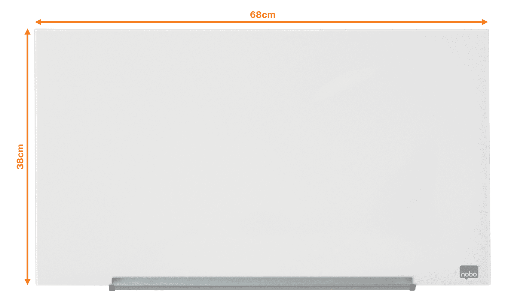 Fehér Nobo tábla méretekkel: 68 cm széles, 38 cm magas. Fém tolltartóval rendelkezik.
