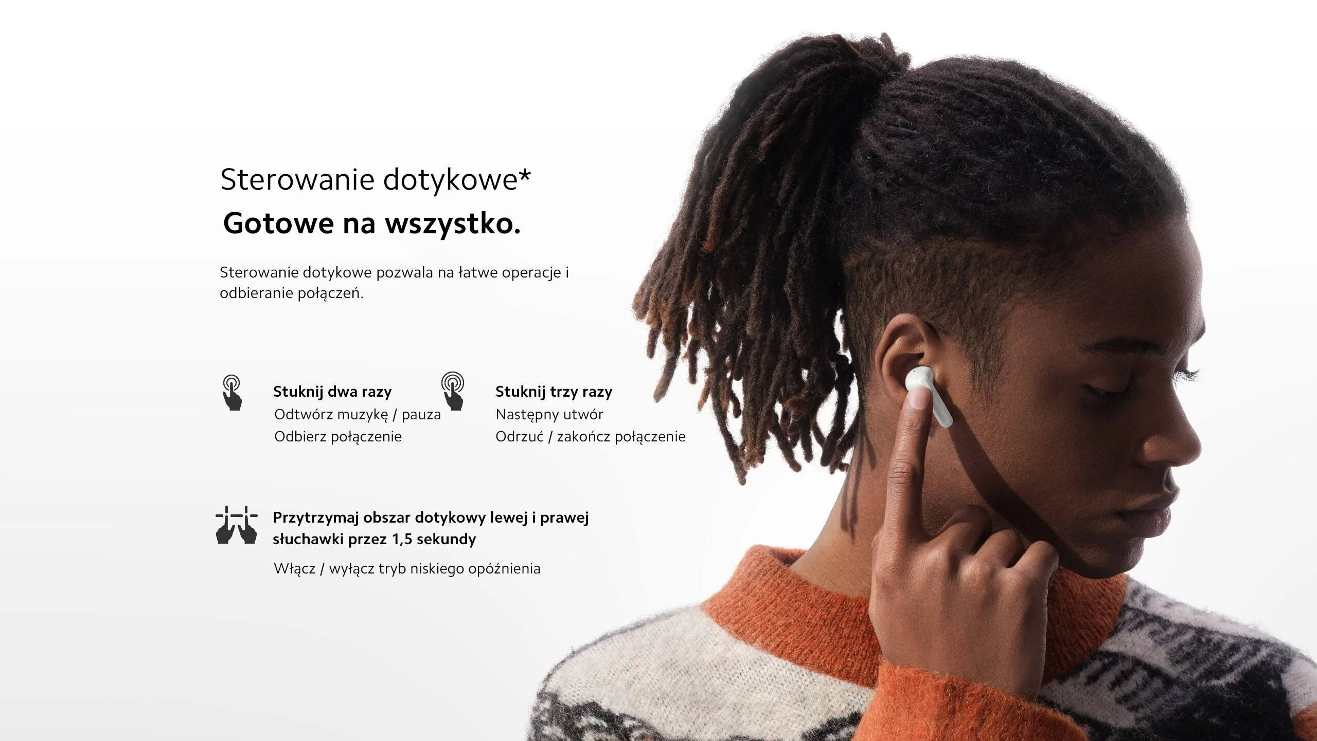 Czarnoskóra osoba z dredami nosząca słuchawki. Tekst o sterowaniu dotykowym na ekranie.