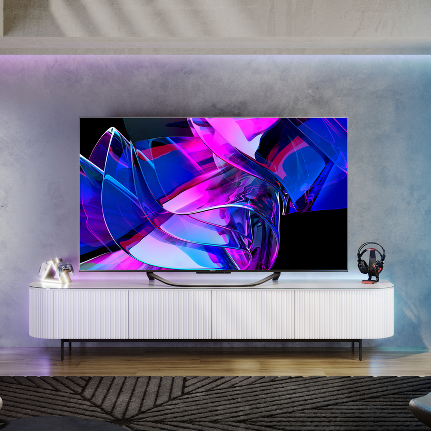 Tv op witte kast met kleurrijke abstracte kunst en zwarte achtergrond.