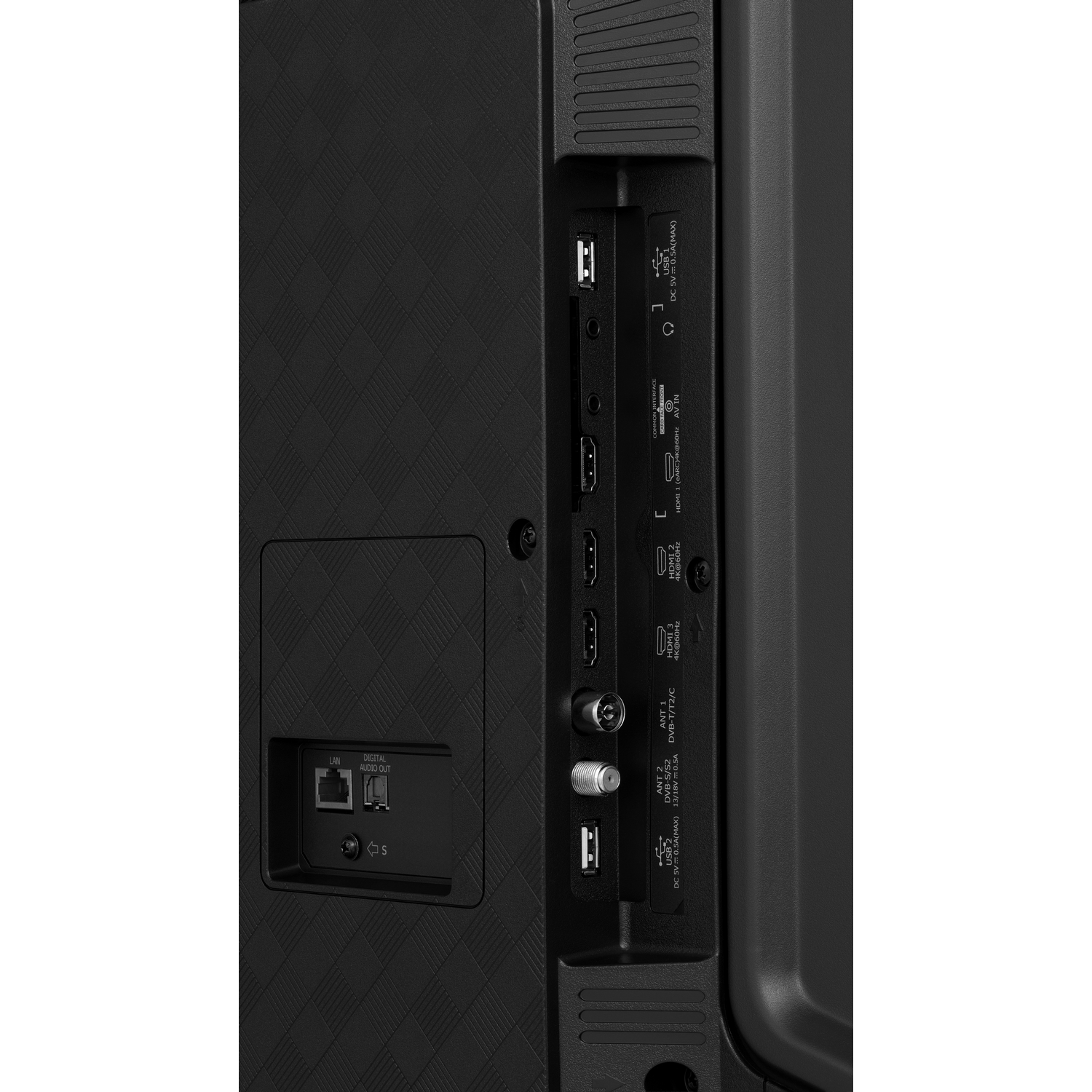 Close-up van de achterkant van een tv met verschillende poorten, waaronder HDMI en USB.