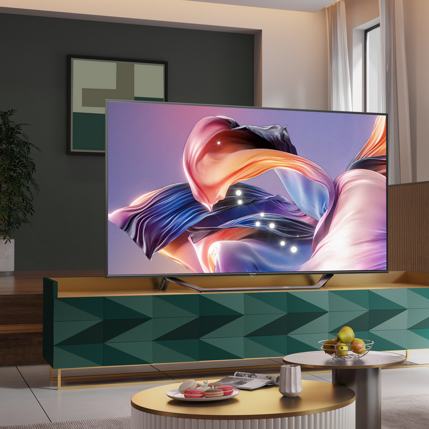 Tv op een kast in een woonkamer. Het scherm toont een kleurrijke abstracte afbeelding. De kamer is groen.