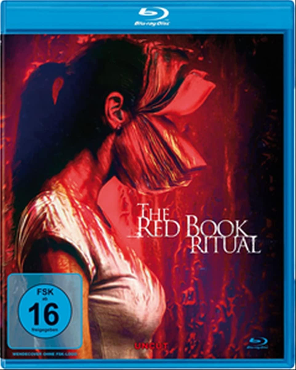 Cover von 'The Red Book Ritual' Blu-ray. Eine Frau mit rot bedecktem Gesicht, in einem blauen Gehäuse.