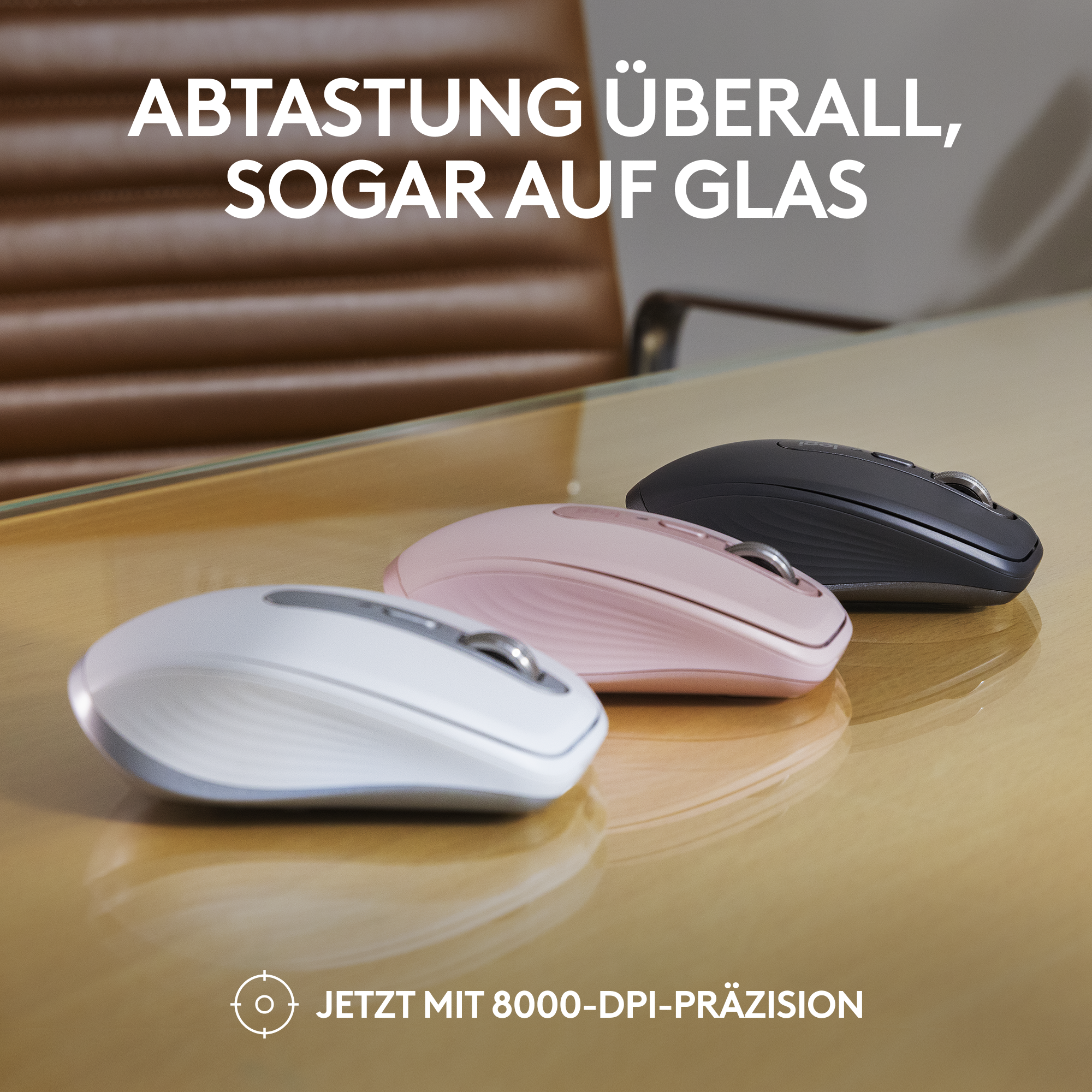 Drei kabellose Computer-Mäuse in verschiedenen Farben auf einer Holzoberfläche. Text auf Deutsch.