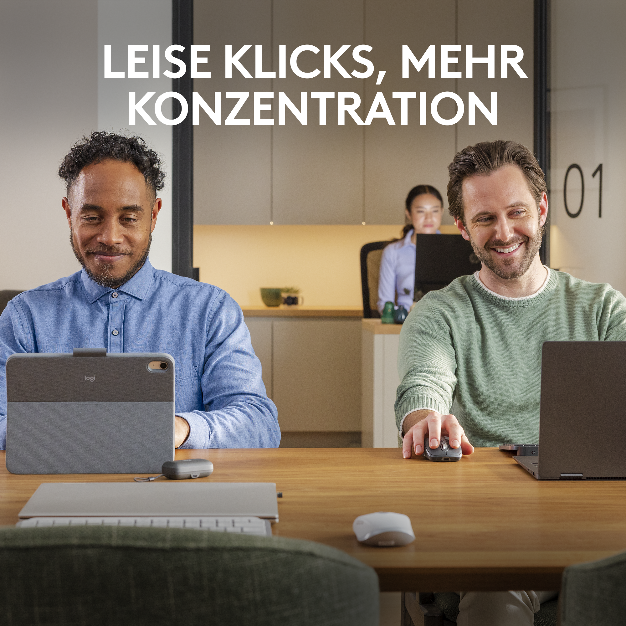Leute arbeiten mit Laptops und einer Maus in einem Büro. Text: 'Leise Klicks, mehr Konzentration'.