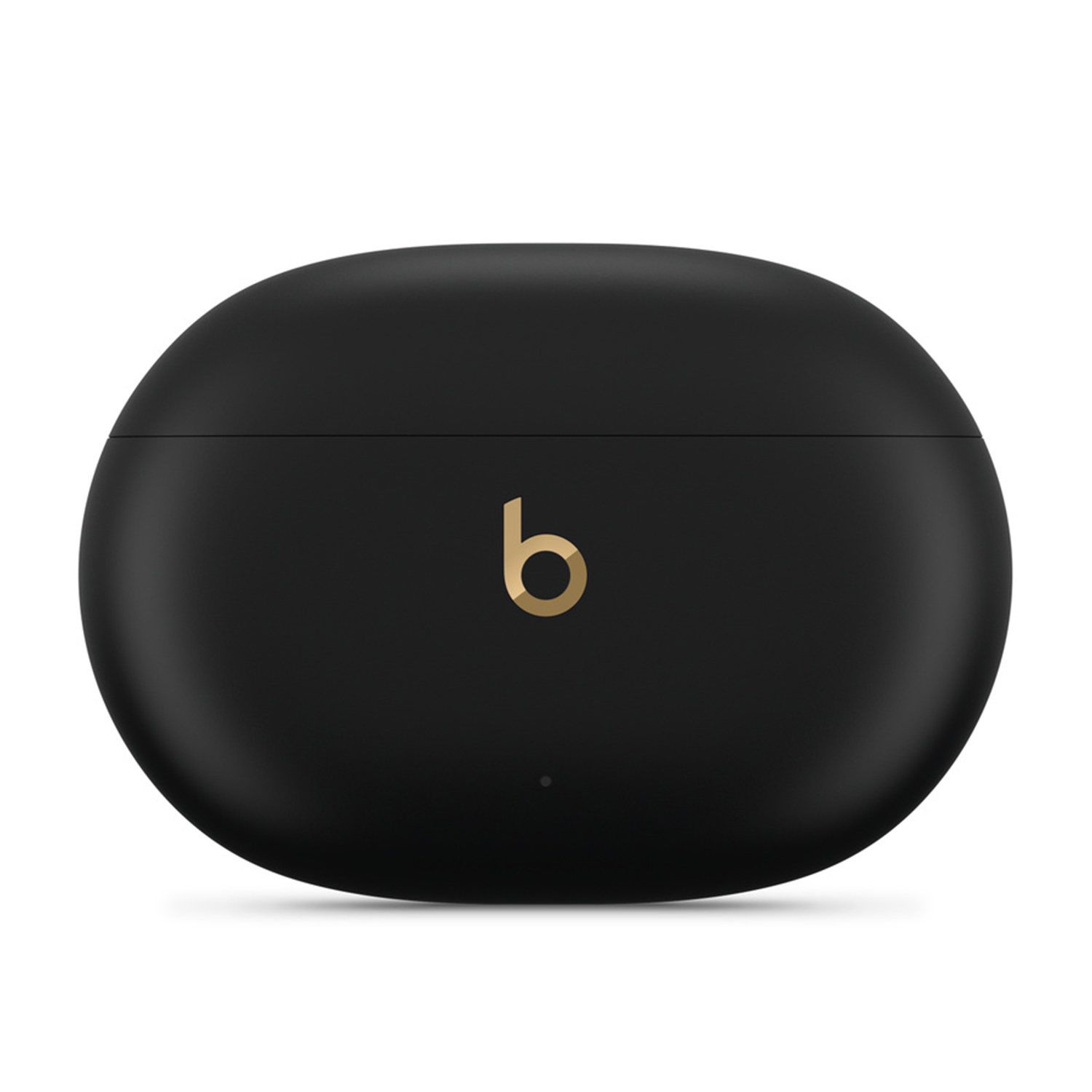 Custodia di ricarica nera e ovale per auricolari Beats con logo 'b' dorato.