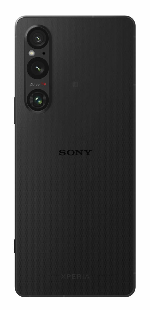 Czarny telefon Sony Xperia z trzema tylnymi aparatami. To zbliżenie.