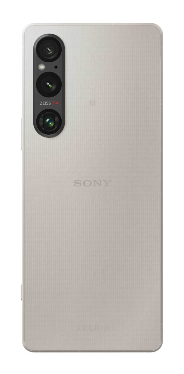 Tył jasnoszarego telefonu Sony Xperia z trzema aparatami i obiektywem Zeiss.