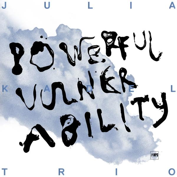 Szöveg: POWERFUL VULNERABILITY, JULIA KADE LIAL nevekkel és TRIO szóval.