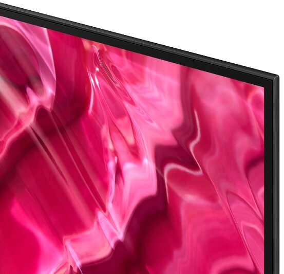 Zbliżenie na fragment ekranu telewizora wyświetlającego różowy obraz.