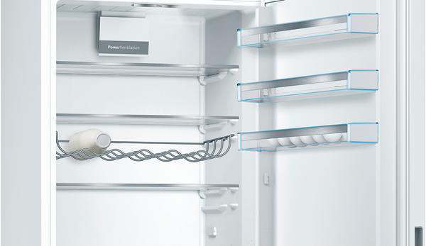 Offener Kühlschrankinnenraum. Drei Regale, ein Flaschenhalter und ein Power Ventilation-Etikett.