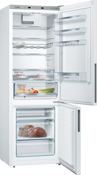Ein weißer Kühlschrank mit offener Tür, der Regale und Schubladen mit Lebensmitteln zeigt.