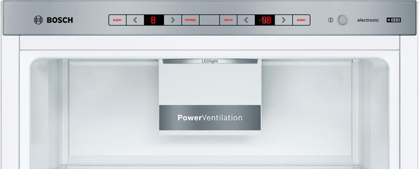 Innenansicht eines Bosch-Kühlschranks mit digitaler Anzeige und einer PowerVentilation-Einheit.